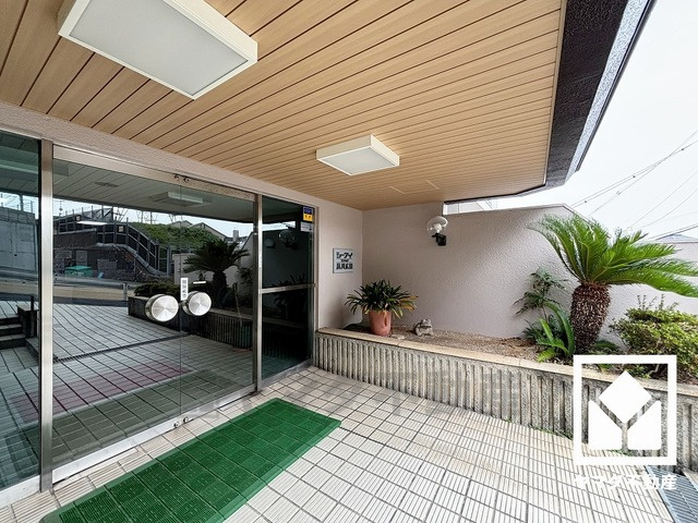 シーアイマンション夙川広田のエントランス|スムーズな移動を叶えるエレベーターが1基ございます。忙しい朝も快適に、ストレスフリーな暮らしをサポート。