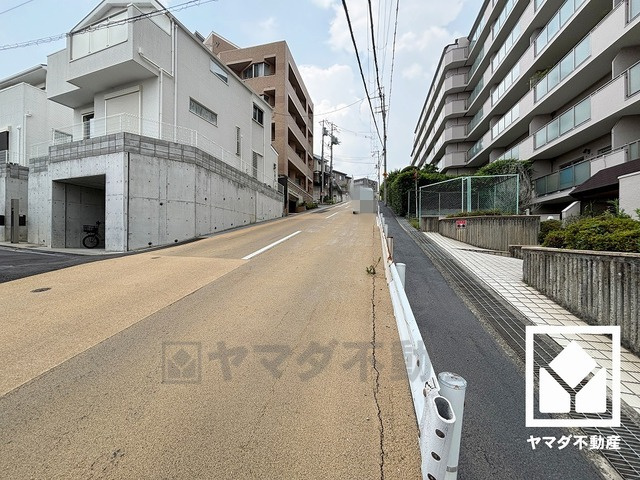 シーアイマンション夙川広田のその他|敷地内に駐車場を完備。重い荷物や雨の日の移動もスムーズで、快適なカーライフを実現。空き状況等は弊社スタッフまでお気軽にお問い合わせください。来客用駐車場もございます。