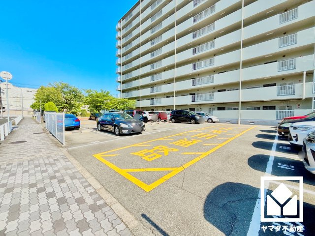西宮グリーンマンション１号棟の駐車場|敷地内に駐車場を設置（月額10000円）。出入口は防犯性に配慮されたロボットゲート付き。空き状況等の詳細は弊社スタッフまでお気軽にお問い合わせください。