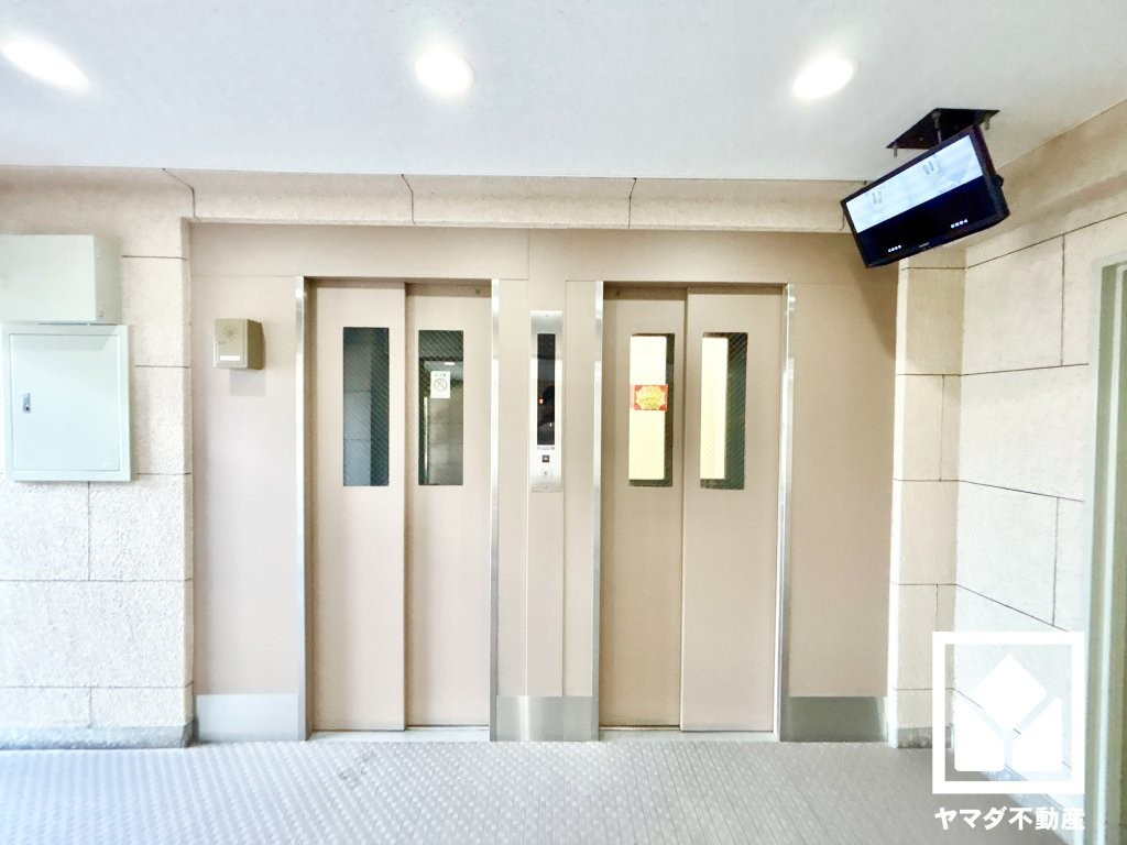 西宮グリーンマンション１号棟のその他共用部分|複数基のエレベーターを設置。ゆとりある共用設計で、快適な住まいへのアクセスをスムーズに。防犯カメラが設置されておりセキュリティにも配慮されています。