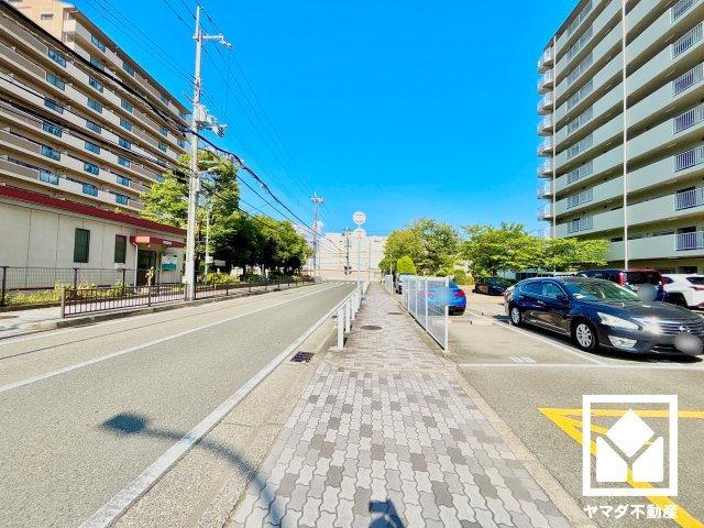 西宮グリーンマンション１号棟の周辺|敷地東側に隣接して「高畑公園（南側）」が、北側に道路を挟んで滑り台や鉄棒などを備えた「高畑公園（北側）」がございます。天気の良い日や隙間時間に気軽に利用できる距離感で、子育て世帯の方にもお勧めです。