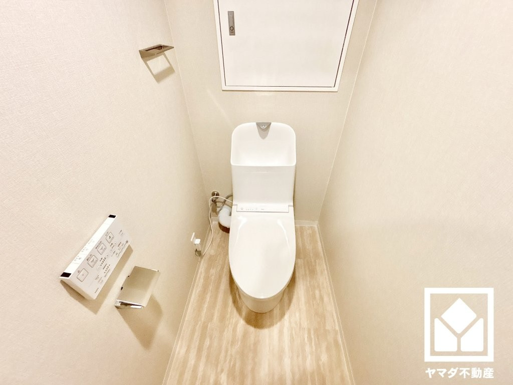 西宮グリーンマンション１号棟のトイレ|明るく清潔感溢れるトイレです。温水洗浄便座付きで、季節を問わずいつでも温かい便座をお使いいただけます。トイレットペーパーのストックや消耗品置き場などとしてお使いいただける戸棚もございます。