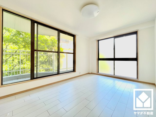 コボリマンション夙川老松台Ｄ棟の洋室|約6帖の洋室です。2面採光の大きな窓からは明るい光が降り注ぎます。柔らかな光が差し込むお部屋で、快適で落ち着いた生活をお送りいただけます。