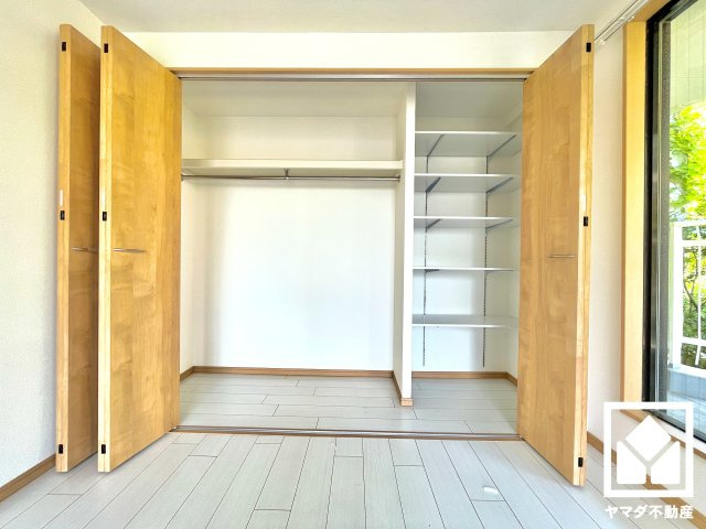 コボリマンション夙川老松台Ｄ棟の収納|新たに家具を買わなくても良いので、ハンガーパイプ付きのクローゼットは嬉しいですね。棚も複数設置されており、整理整頓がしやすい設計になっています。