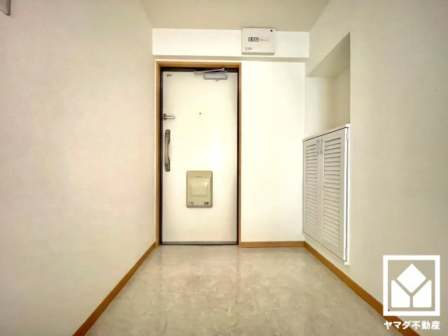 コボリマンション夙川老松台Ｄ棟の玄関|広々とした玄関が、住まいの第一印象を彩る。シューズボックスも備えており、すっきりとした空間でお客様をお迎えできます。
