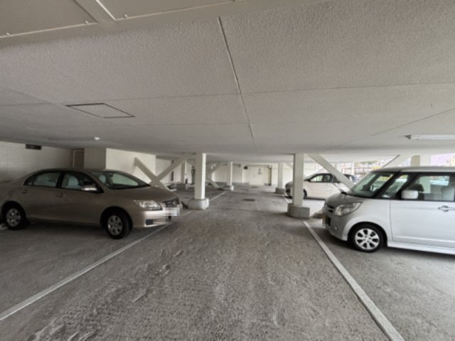 コボリマンション夙川老松台Ｄ棟の駐車場|敷地内に駐車場を設置（月額14900円）。重い荷物や雨の日の移動もスムーズで、快適なカーライフを実現。空き状況等の詳細は弊社スタッフまでお気軽にお問い合わせください。