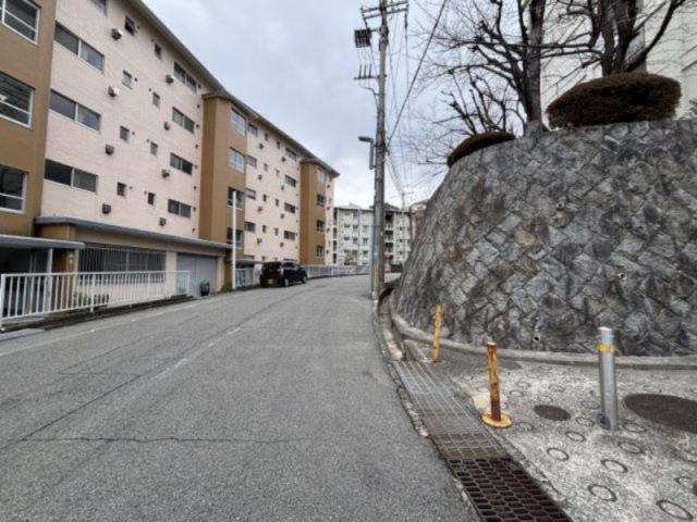 コボリマンション夙川老松台Ｄ棟のその他|「関西スーパー苦楽園店」まで徒歩5分、「セブンイレブン西宮樋之池町店」まで徒歩6分、「ニシイチドラッグ健康館苦楽園店」まで徒歩7分など、お買い物施設が徒歩圏内に複数あり便利な住環境です。