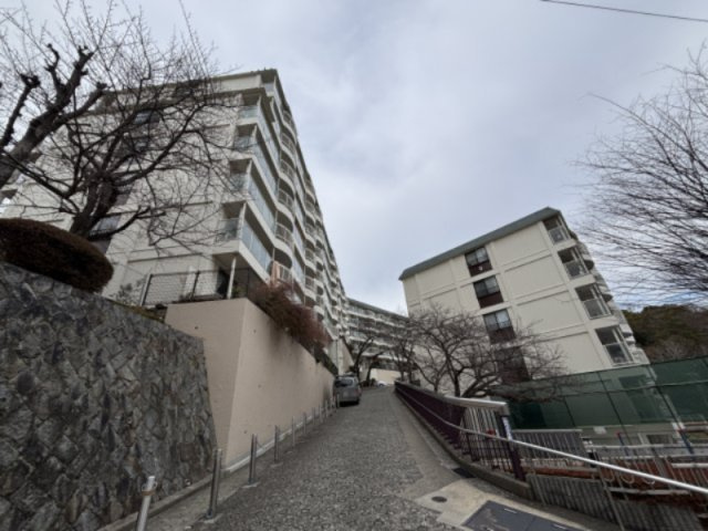 コボリマンション夙川老松台Ｄ棟のその他|テニスコートや体育館・夏季プールなどが併設された「樋之池公園」まで徒歩9分（約650m）。池を囲う遊歩道なども整備されており、お散歩から本格的な運動まで気軽に楽しめる住環境です。