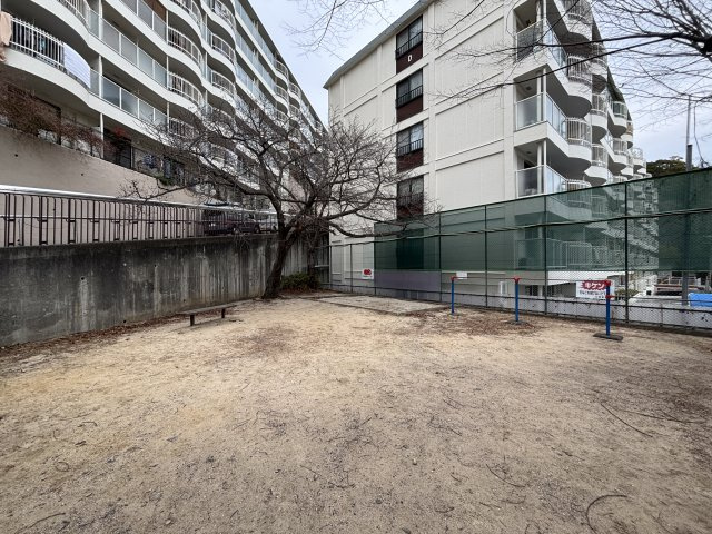 コボリマンション夙川老松台Ｄ棟のその他|鉄棒や砂場がある「老松台児童遊園」が敷地に隣接しています。園内は死角が少なく親の目が届きやすい環境。徒歩圏内には他にも複数の公園が点在しており、子育て世帯の方にもお勧めです。