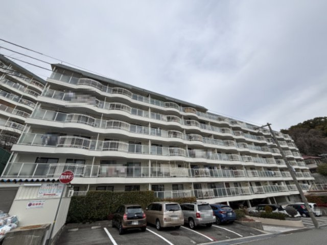 コボリマンション夙川老松台Ｄ棟の外観|来客用駐車場がございます。ご友人やお客様も訪れやすい環境です。