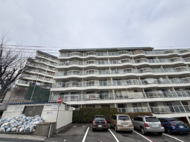 コボリマンション夙川老松台Ｄ棟の外観|緑に囲まれた穏やかな住宅地で、落ち着いた雰囲気の中でゆとりある毎日をお過ごしいただけます。自然を身近に感じながら暮らせる環境です。
