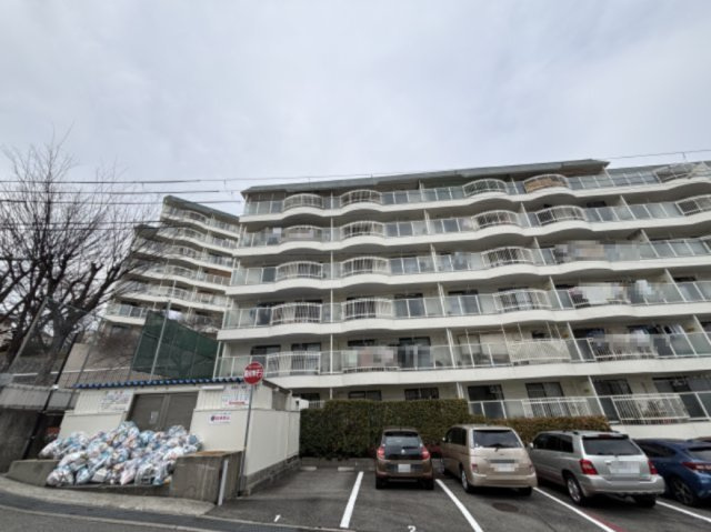 コボリマンション夙川老松台Ｄ棟の外観|家族との時間も、自分だけの時間も心地よく過ごせる。シンプルで飽きのこない設計が、暮らしに余白をもたらします。
