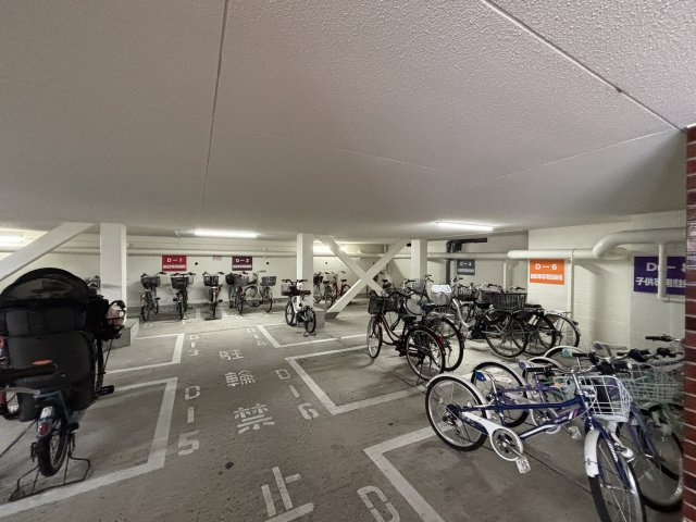 コボリマンション夙川老松台Ｄ棟の駐輪場|屋根付きの駐輪場を設置。しっかり区画が整理されて動線が確保されており、使い勝手の良い設計です。バイク置き場もございます。
