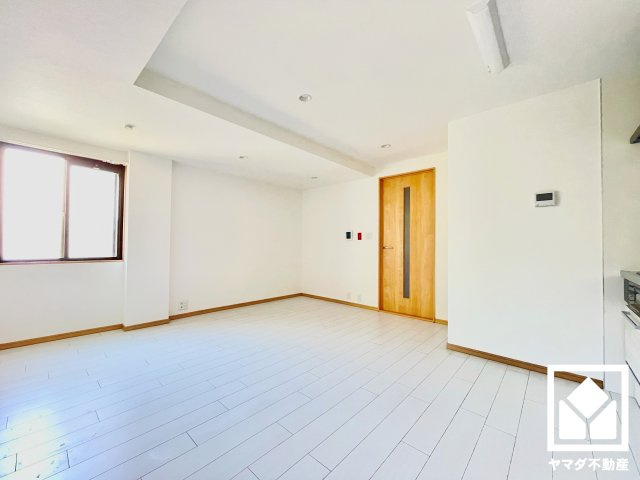 コボリマンション夙川老松台Ｄ棟の居間・リビング|シンプルで美しいデザインのリビングが、毎日の生活に彩りを添える。
