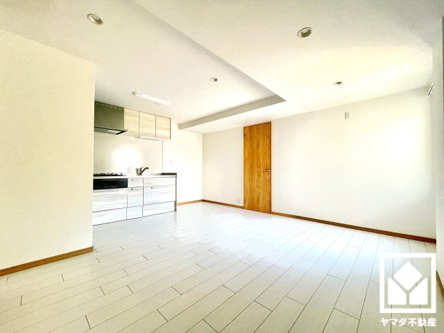 コボリマンション夙川老松台Ｄ棟の居間・リビング|南西向きの窓から自然光を取り込む、開放感あふれる暮らし。隅々まで光が降り注ぎ、明るく心地の良い空間。