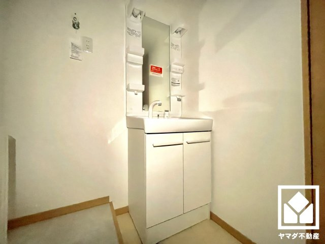 コボリマンション夙川老松台Ｄ棟の独立洗面台|収納付きでスッキリお使い頂ける洗面台です。洗面ボウルが広めなので、忙しい朝でも身支度がしやすく時短になります。