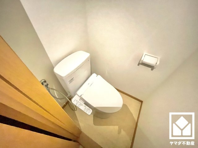 コボリマンション夙川老松台Ｄ棟のトイレ|明るく清潔感溢れるトイレです。温水洗浄便座付きで、季節を問わずいつでも温かい便座をお使いいただけます。