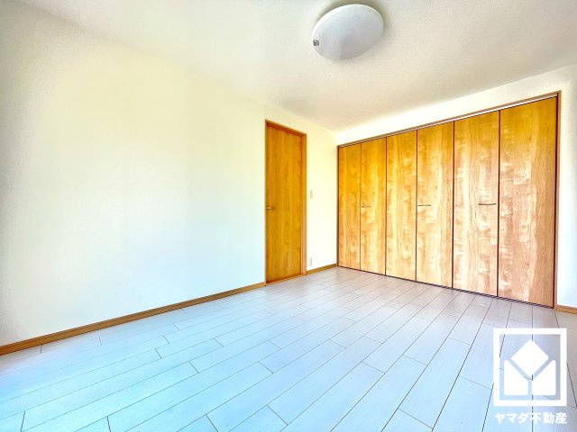 コボリマンション夙川老松台Ｄ棟の洋室|約6帖の洋室です。ゆとりある居住空間​で、広々お使いいただけます。