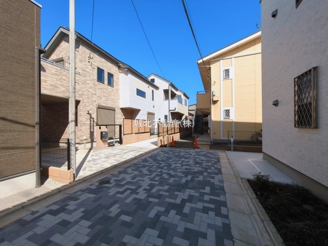 杉並区下井草3丁目 全3棟 B号棟の前面道路含む現地写真|伸びやかに広がる、西側公道5.45ｍ×南側私道4ｍ
低酸素住宅でローン減税優遇