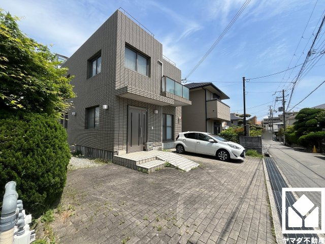 西宮市上甲東園1丁目の外観|北側LDKは約27.7帖で広々としています。家族全員がリラックスできる、ゆったりとした快適リビングで温かい団らんの時間を。