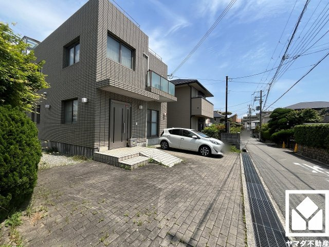 西宮市上甲東園1丁目の外観|北側・南側ともキッチンには窓がございますので、昼間は手元が明るく、お料理がはかどります。