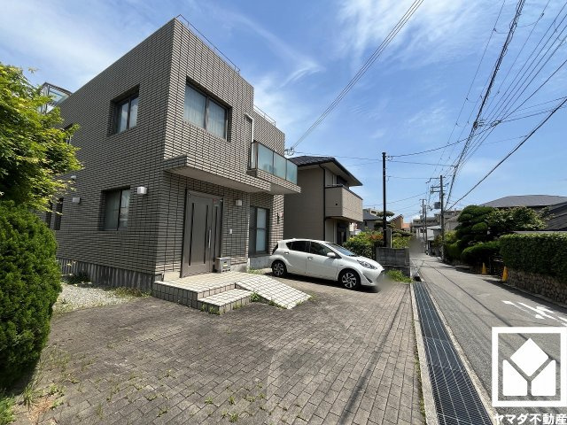 西宮市上甲東園1丁目の駐車場|北側・南側ともキッチンに大容量の収納が隣接しており、パントリーとしてもお使いいただけます。食品のストックや食器等もすっきり片付けることができます。
