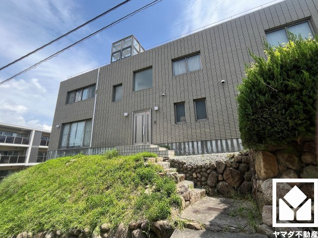 西宮市上甲東園1丁目の外観|各階とも浴室は小窓が付いているので明るく、こもりがちな湿気もすぐ取り除くことができます。