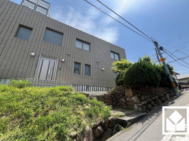 西宮市上甲東園1丁目の周辺|トイレが1階に2か所、2階に1か所ございますので、朝の忙しい時間帯も混雑を避けられます。