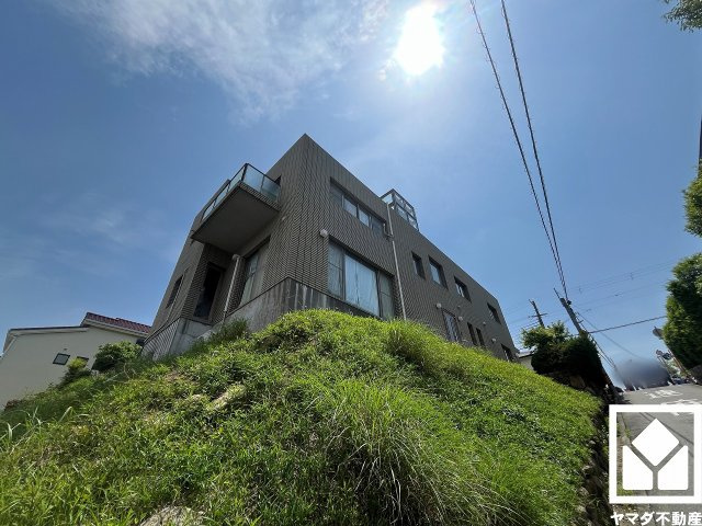 西宮市上甲東園1丁目の外観|北側の玄関にはシューズボックスを設置。家族の靴もしっかり収納できるので、玄関がいつも片付き、気持ちよくお客様を迎えられます。