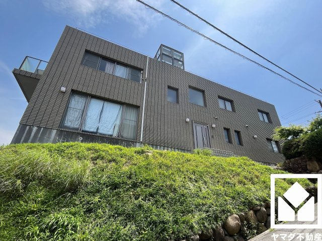 西宮市上甲東園1丁目のバルコニー|広々とした屋上バルコニーがあり、陽射しを感じながら贅沢な時間を過ごすことができます。お洗濯物もたっぷりと干す事ができます。