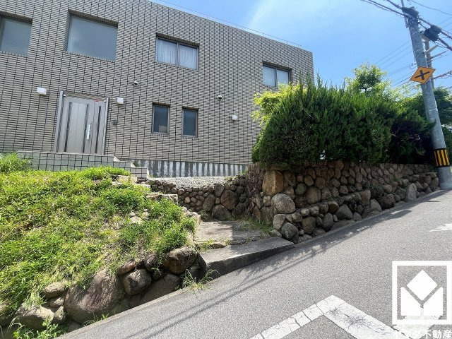 西宮市上甲東園1丁目の前面道路含む現地写真|そんな“暮らしの質”にこだわった一邸です。