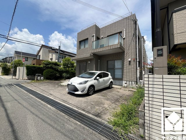 西宮市上甲東園1丁目の駐車場|駐車スペースを2台分確保。重い荷物や雨の日の移動もスムーズで、快適なカーライフを実現。来客時にも便利です。