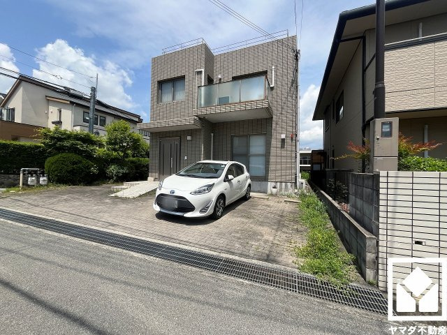 西宮市上甲東園1丁目の周辺|滑り台やブランコなどの遊具が揃う緑豊かな「山畑公園」まで徒歩3分（約240m）。園内にパーゴラ付きのベンチも設置されており、子供の様子を近い距離で見守ることができるので、子育て世帯の方にもお勧めです。