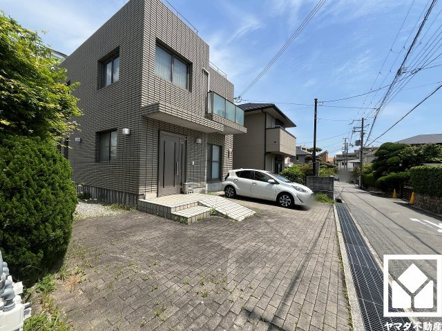 西宮市上甲東園1丁目の外観|玄関や、キッチン・浴室・トイレ・洗面台などの水回りが各階にあり、二世帯住宅としてもご検討いただけます。