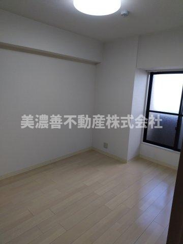 ６６３６８　エスポア岐阜・1番館の洋室