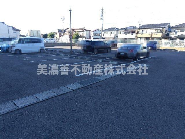 ６６３６８　エスポア岐阜・1番館の駐車場
