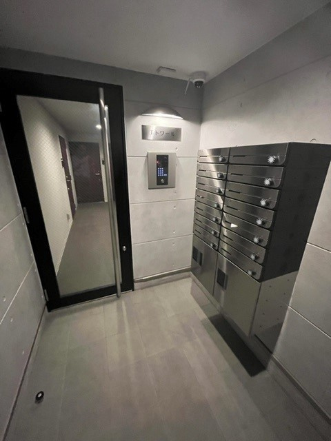 エトワールのエントランス|夜間エントランス（防犯カメラも完備）