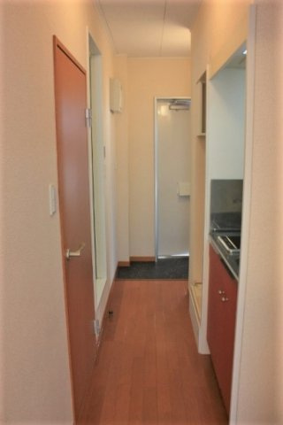 レオパレスルフラン東越谷の玄関