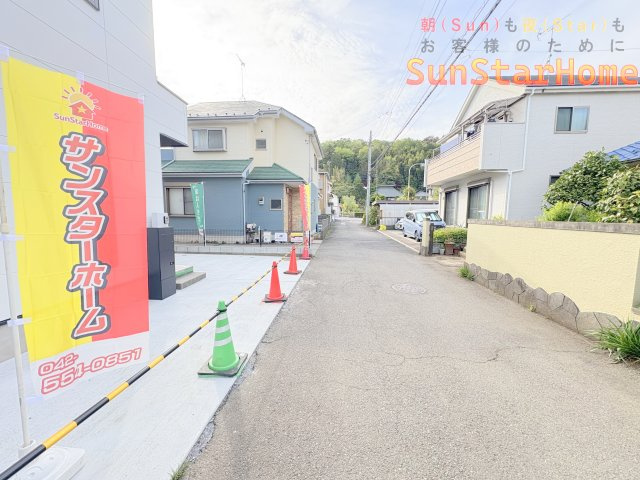 【サンスターホーム現地販売物件】あきる野市伊奈　新築戸建の前面道路含む現地写真