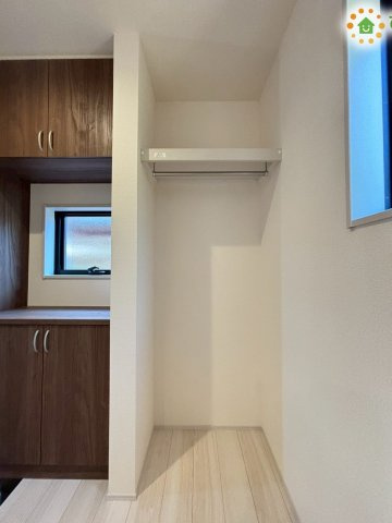 本庄市栄　第1　新築一戸建て　リーブルガーデン　01の収納|玄関近くにあるハンガーパイプ付きの収納スペースです。コートやバックを置いておけば、お出かけの際にサッと取り出せて便利です◎