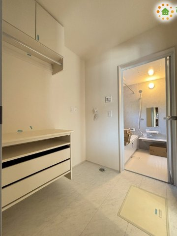 本庄市栄　第1　新築一戸建て　リーブルガーデン　01の脱衣所|洗濯動線が整った脱衣場は、洗う・干す・しまうの流れが作りやすい点が魅力です。家事の負担を軽減し、効率よく作業が進められる心強いスペースです！