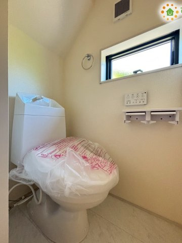 本庄市栄　第1　新築一戸建て　リーブルガーデン　01のトイレ|落ち着いた雰囲気のトイレは、掃除がしやすい造りで日々の手入れが快適です。家族みんなが使いやすい、シンプルで整った空間です♪