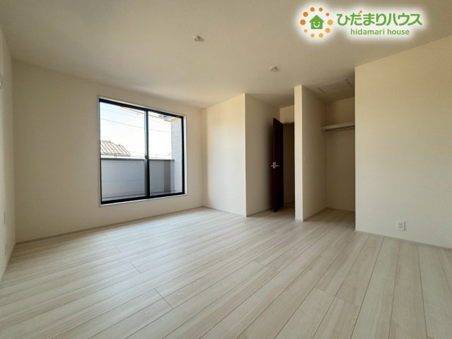 本庄市栄　第1　新築一戸建て　リーブルガーデン　01の寝室|穏やかな光が入る寝室は、ゆっくり休める落ち着いた雰囲気です。家具の配置がしやすく、生活スタイルに合わせて整えやすい点が魅力です！