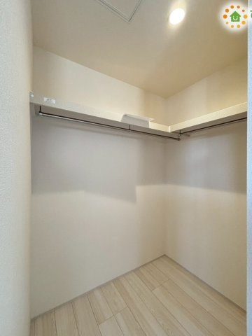 本庄市栄　第1　新築一戸建て　リーブルガーデン　01の収納|衣類や小物をまとめて収納できるWICは、整理整頓がしやすく生活空間を広く使える点が魅力です。季節物の収納にも便利な頼れるスペースです！