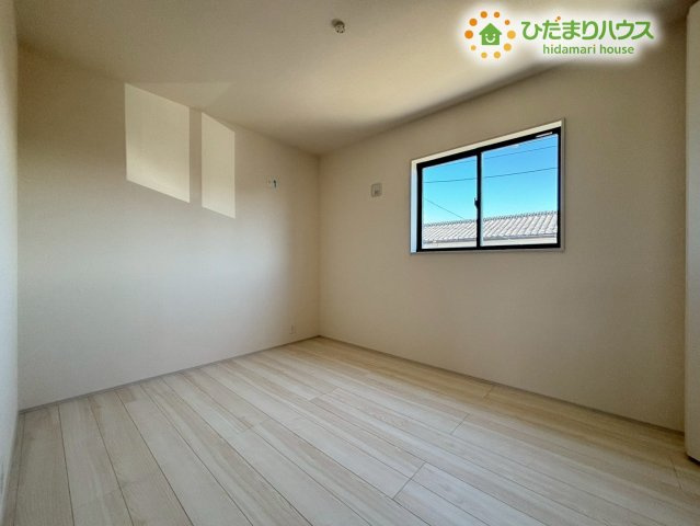 本庄市栄　第1　新築一戸建て　リーブルガーデン　01の洋室|明るい光が差し込む洋室は、落ち着いた雰囲気で過ごしやすい空間です。家具の配置がしやすい形で、生活スタイルに合わせて整えやすい点が魅力です！