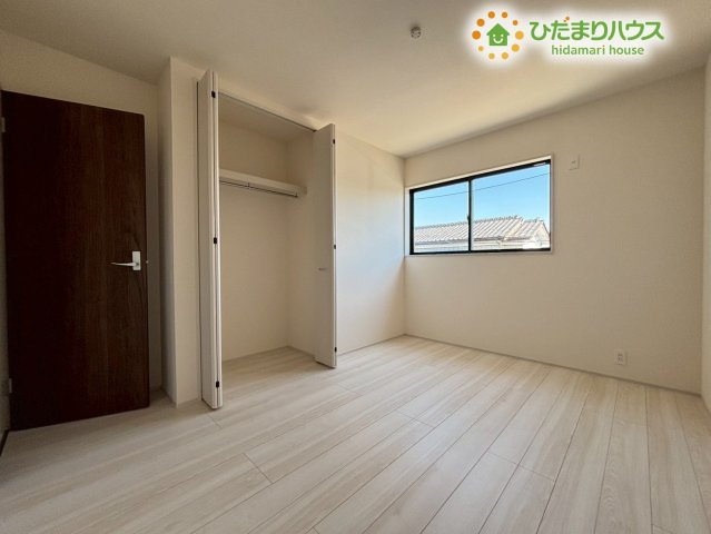 本庄市栄　第1　新築一戸建て　リーブルガーデン　01の収納|広さを感じる洋室は、衣類や日用品をすっきり整理しやすい印象です。窓からの光が心地よく、毎日の時間を穏やかに過ごせる空間が広がります♪