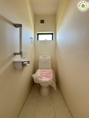 本庄市栄　第1　新築一戸建て　リーブルガーデン　01のトイレ|温水洗浄便座付きの清潔感あるトイレです。2階にも完備されているので、取り合いになる心配もございませんね(^^)/
