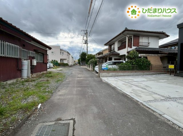 本庄市栄　第1　新築一戸建て　リーブルガーデン　01の前面道路含む現地写真|前面道路は見通しがよく、車の出し入れがしやすい環境です。周辺は落ち着いた雰囲気で、安心して暮らしやすい住環境が広がっています！