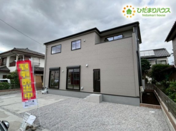 本庄市栄　第1　新築一戸建て　リーブルガーデン　01の外観|シンプルで整った外観が印象的な住まいです。周囲との距離感も適度で、落ち着いた環境の中で暮らしやすさを感じられる佇まいです♪