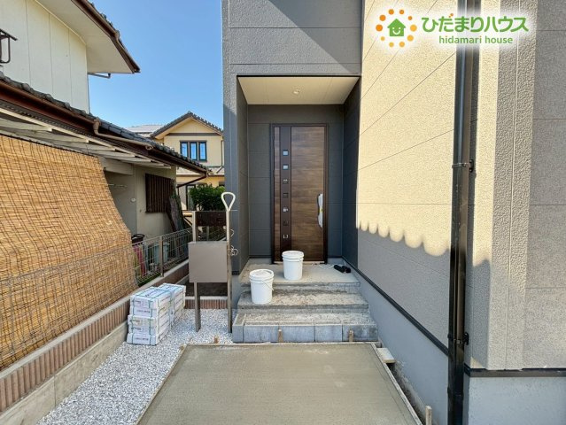 本庄市栄　第1　新築一戸建て　リーブルガーデン　01の玄関|玄関ポーチがしっかりあるので、雨の日でも濡れずに鍵を開けることができます！宅配や来客時の対応もスムーズに行えます◎